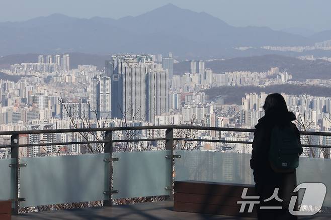 서울 중구 남산에서 아파트 단지가 보이고 있다. 2026.2.25 ⓒ 뉴스1 이광호 기자
