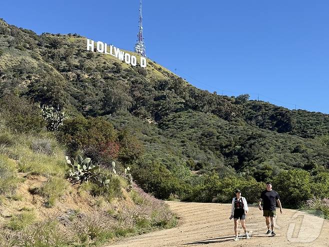 할리우드 사인를 배경으로 하이킹 하는 사람들ⓒ 뉴스1 윤슬빈 관광전문기자