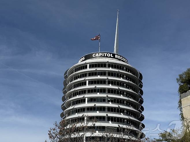 할리우드 지역 상징적 랜드마크이자, 비닐 레코드를 쌓아 올린 듯한 '캐피톨 레코드' 건물ⓒ 뉴스1 윤슬빈 관광전문기자