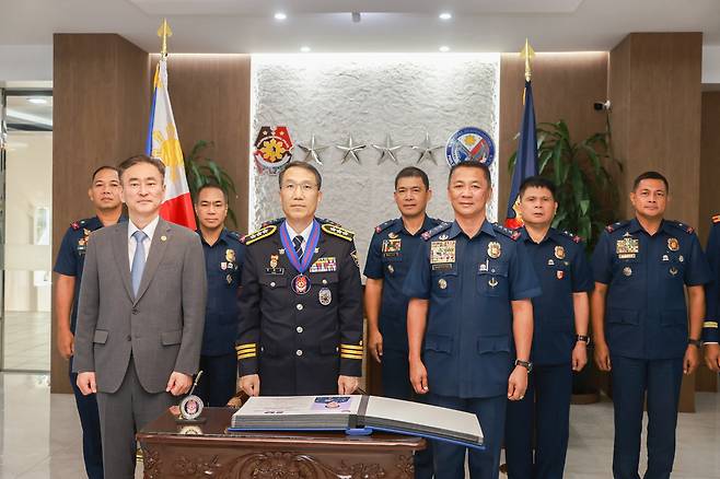 유재성(왼쪽에서 두 번째) 경찰청장 직무대행.(경찰청 제공)ⓒ 뉴스1