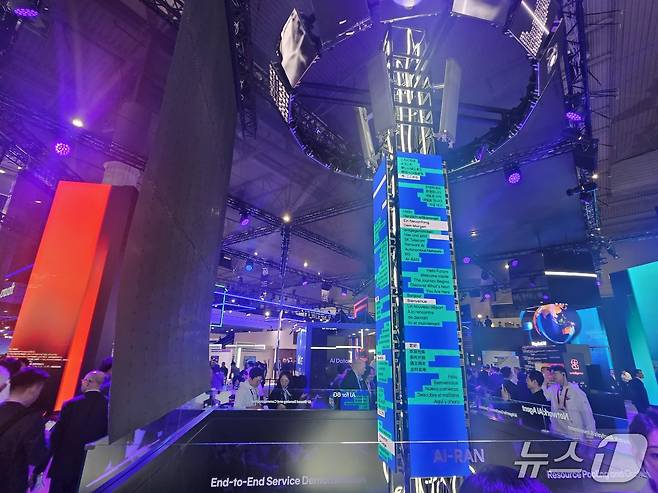 MWC26 SK텔레콤 전시관에 위치한 '통신'을 상징하는 영상을 송출하는 높이 6m 안테나 형태의 '커뮤니케이션 타워'.