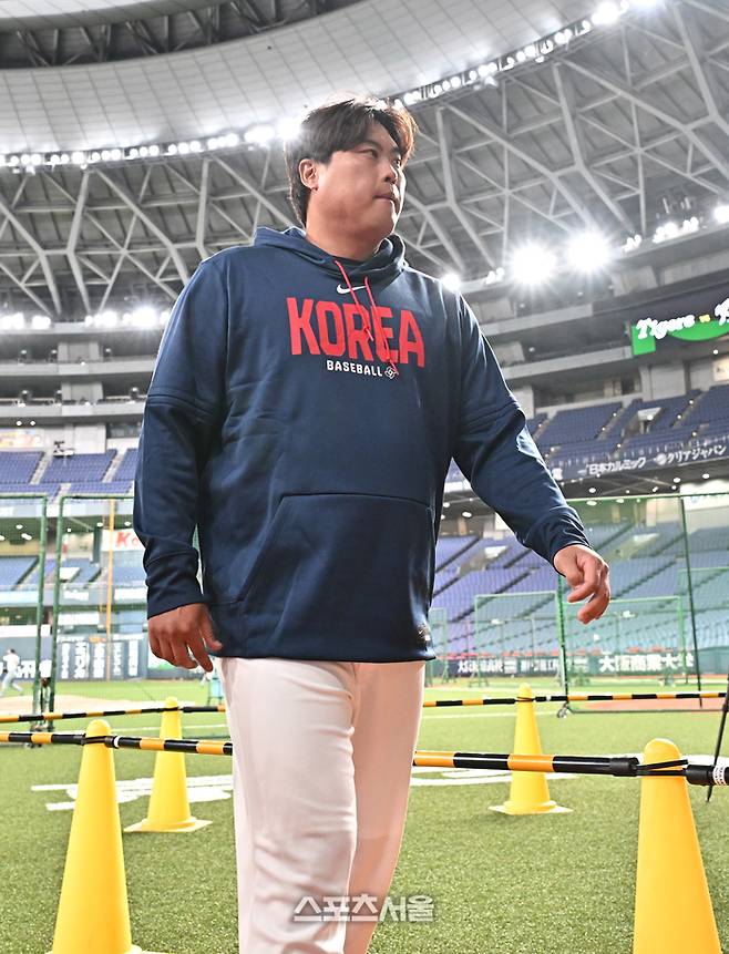 WBC 대한민국 야구대표팀의 류현진이 2일 일본 오사카 교세라돔에서 열리는 한신 타이거즈의 경기에 앞서 그라운드를 이동하고 있다. 오사카 | 박진업 기자 upandup@sportsseoul.com