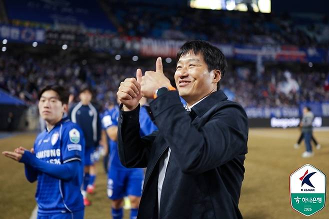 수원 삼성 이정효 감독의 ‘쌍따봉’. 제공 | 한국프로축구연맹