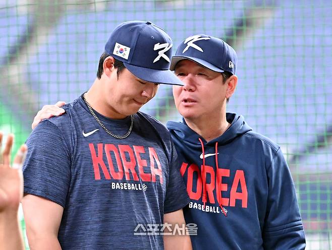 WBC 대한민국 야구대표팀의 류지현 감독(오른쪽)이 3일 일본 오사카 교세라돔에서 열리는 오릭스 버팔로스와 연습경기에 앞서 노시환과 이야기를 나누고 있다. 오사카 | 박진업 기자 upandup@sportsseoul.com