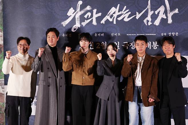 영화 ‘왕과 사는 남자’ 주역들     (서울=연합뉴스) 강민지 기자 = 21일 서울 강남구 메가박스 코엑스에서 열린 영화 ‘왕과 사는 남자’ 기자간담회에서 감독과 배우들이 포즈를 취하고 있다. 왼쪽부터 장항준 감독, 배우 유지태, 김민, 전미도, 박지훈, 유해진.  2026.1.21      mjkang@yna.co.kr (끝)   <저작권자(c) 연합뉴스, 무단 전재-재배포, AI 학습 및 활용 금지>