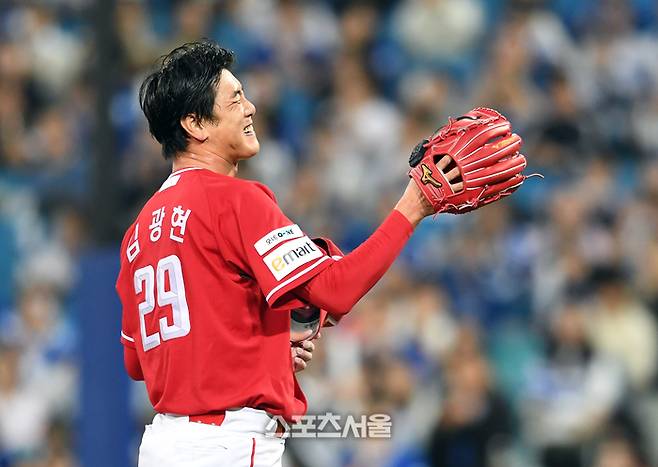 SSG 김광현이 14일 대구 삼성라이온즈파크에서 열린 2025 KBO리그 삼성과 준플레이오프 4차전 3회말 1사 삼성 강민호와 전병우에게 연속 볼넷을 허용한 뒤 아쉬워하고 있다. 대구 | 박진업 기자 upandup@sportsseoul.com