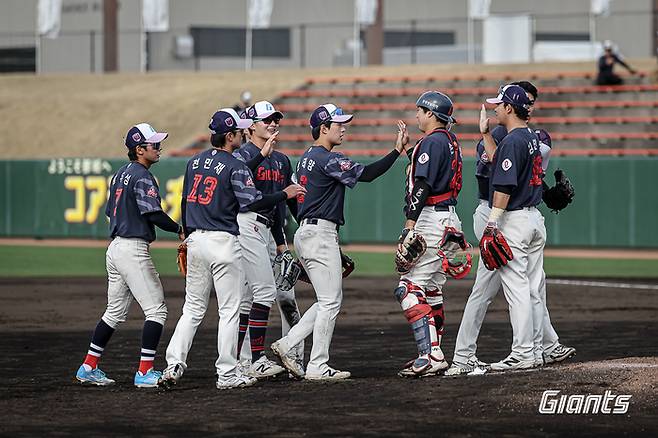 롯데 선수단이 1일 일본 미야자키 미야코노조 구장에서 열린 지바롯데와 평가전에서 승리한 후 하이파이브를 나누고 있다. 사진 | 롯데 자이언츠