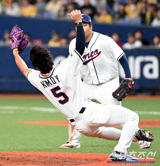 공은 잡았으나 중심을 잃은 김도영이 뒤로 넘어져버리고