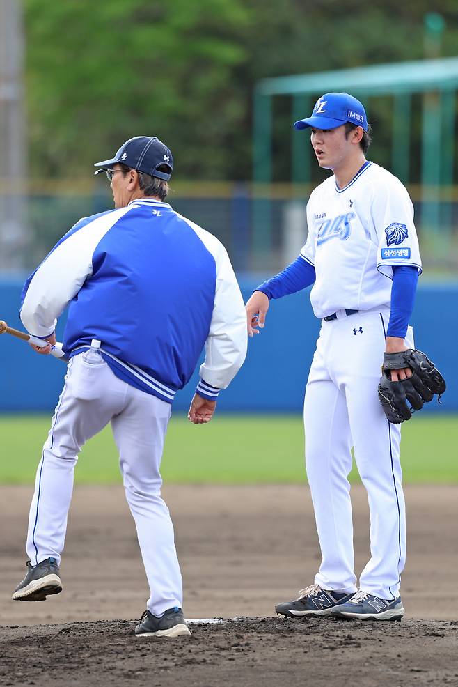 1일 첫 라이브피칭. 최일언 코치의 지도.