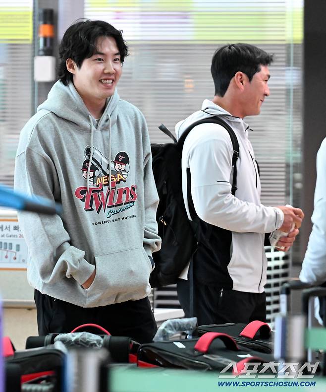 LG 트윈스 선수단이 25일 인천공항을 통해 2차 전지훈련지인 일본 오키나와로 출국했다. 임찬규 오지환이 이야기를 나누고 있다. 인천공항=허상욱 기자wook@sportschosun.com/2026.02.25/