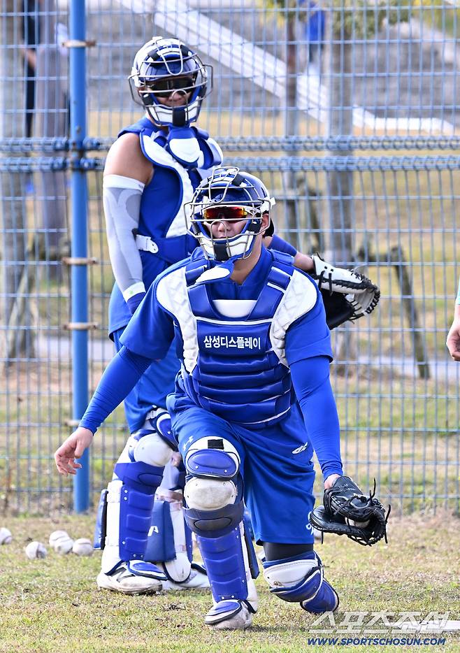 20일 일본 오키나와 온나손 아카마 구장에서 열린 대한민국 야구 대표팀과 삼성 라이온즈의 평가전, 장승현이 수비 훈련을 하고 있다. 오키나와(일본)=박재만 기자 pjm@sportschosun.com./2026.02.20/