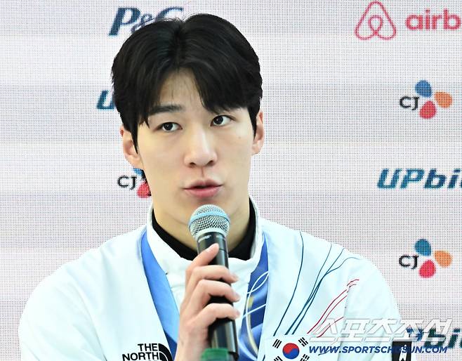 21일 이탈리아 밀라노 코리아하우스에서 쇼트트랙 메달리스트 기자회견이 열렸다. 기자들 질문에 답하고 있는 황대헌. 밀라노(이탈리아)=송정헌 기자songs@sportschosun.com/2026.02.21/