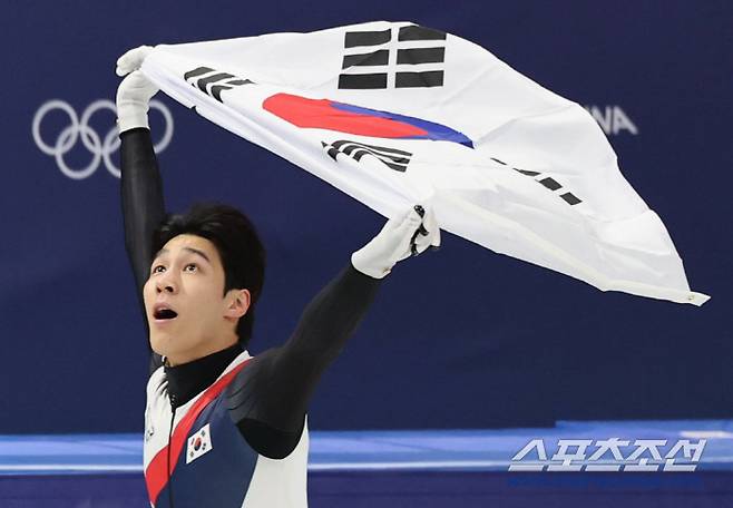 쇼트트랙 황대헌이 14일(현지시간) 이탈리아 밀라노 아이스스케이팅 아레나에서 열린 2026 밀라노 코르티나담페초 동계올림픽 쇼트트랙 남자 1500m 결승에서 은메달을 확보한 뒤 태극기를 두르고 기뻐하고 있다. 밀라노(이탈리아)=송정헌 기자songs@sportschosun.com/2026.02.15/