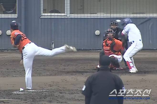 삼성 라이온즈 이혜승이 한화 이글스 투수 박재규의 투구에 헤드샷을 당하고 있다. 삼성 라이온즈 유튜브 중계 화면 캡쳐