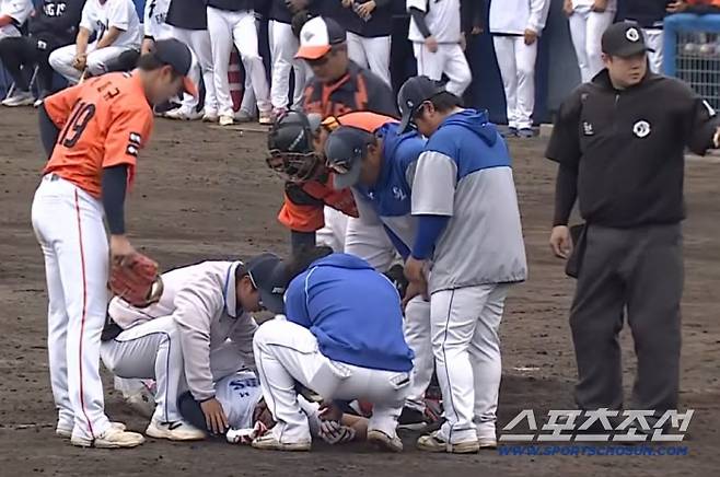 삼성 이해승이 한화 박재규의 투구에 헤드샷을 당한 뒤 그라운드에 쓰러져 있다. 공을 던진 박재규가 다가와 이해승의 상태를 살피고 있다. 삼성 라이온즈 유튜브 중계화면 캡쳐