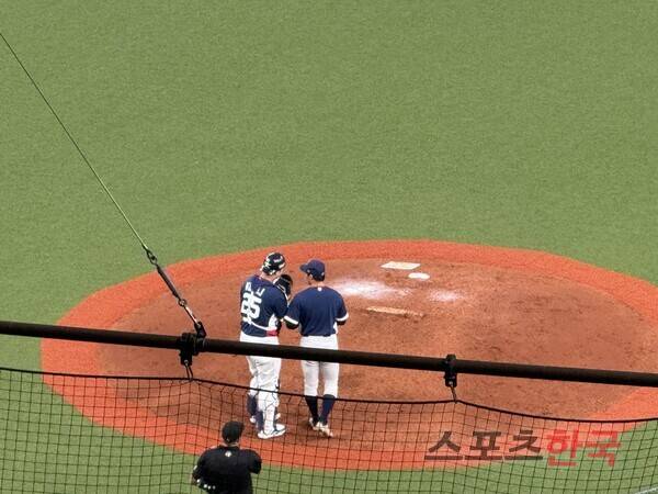 고바야시와 대화를 나누고 있는 김형준. ⓒ스포츠한국 심규현 기자