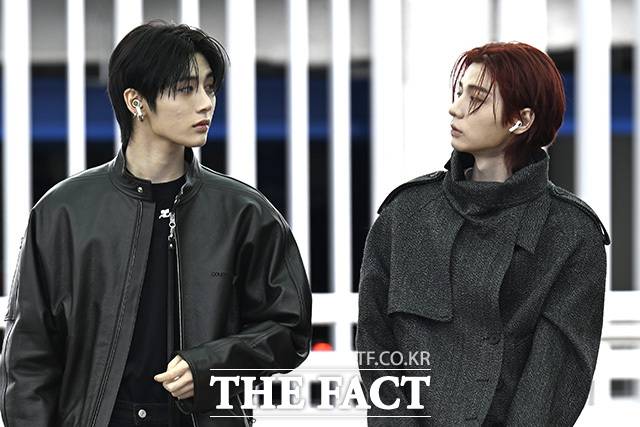 태산과 이한이 서로를 바라보고 있다.