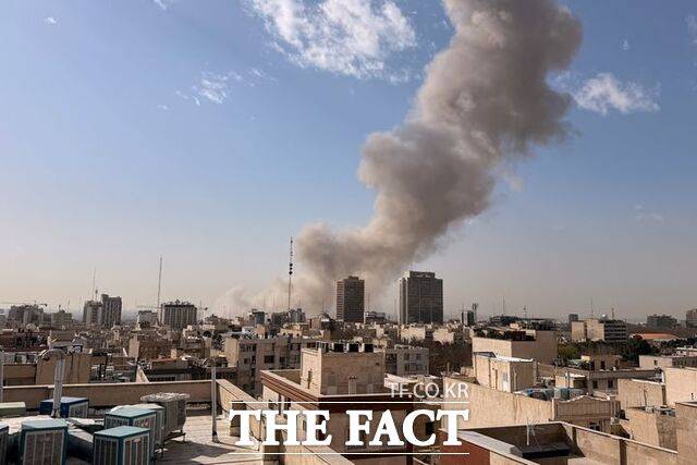 미국이 이란에 대해 군사공격을 시작한 당일이던 지난달 28일(현지 시간) 이란 수도 테헤란에서 폭발이 발생한 뒤 연기가 피어오르고 있다. /AP.뉴시스