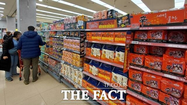 미국과 이스라엘이 이란에 대규모 군사작전을 펼치면서 국내 K-푸드 기업들도 관련 상황을 예의주시하고 있다. 이란이 호르무즈 해협을 전면 봉쇄하면서 중동 공략에도 제동이 걸릴 수 있어서다. 사진은 지난달 롯데마트 제타플렉스 서울역점 내 라면 코너에서 외국인 관광객들이 제품을 고르는 모습. /손원태 기자