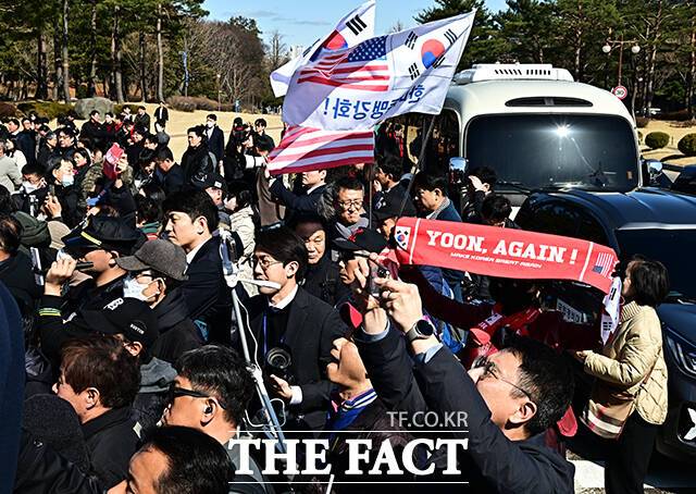 ‘윤 어게인’ 지지자들이 3일 오후 서울 여의도 국회 본청 앞 계단에서 열린 ‘사법독립 헌정수호를 위한 대국민 호소 국민대장정 규탄대회’에 참석하고 있다. /국회=배정한 기자