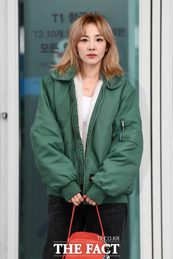 가수 산다라박이 같은 투애니원 멤버 박봄이 제기한 '마약 적발 의혹'을 사실무근이라며 부인했다./더팩트DB