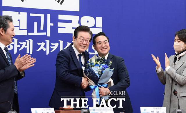 국민의힘은 3일 박홍근 기획예산처 장관 후보자 지명에 이재명 대통령의 '정치적 고려가 앞선 인사'라고 지적했다. 사진은 박 후보자와 이재명 대통령./이새롬 기자