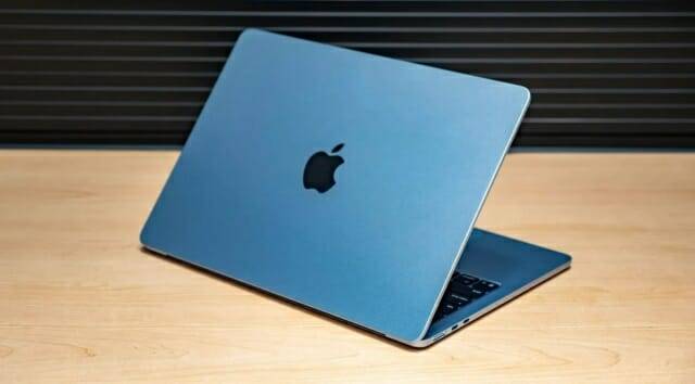 애플이 곧 보급형 맥북을 출시할 예정이다. 사진은 M4 맥북 에어 (사진=씨넷)