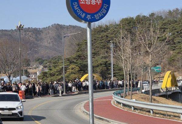 영화 '왕과 사는 남자' 흥행 여파로 단종의 유배지인 강원 영월 청령포를 찾은 방문객들이 도선 승선을 기다리며 길게 줄을 서 있는 모습. 엑스