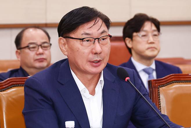 이화영 전 경기도 평화부지사가 지난해 10월 2일 오후 서울 여의도 국회 법제사법위원회에서 열린 박상용 수원지검 부부장검사 탄핵소추사건 조사 청문회에 출석, 의원 질의에 답변하고 있다. 오른쪽은 엄용수 전 쌍방울 회장 비서실장./뉴스1