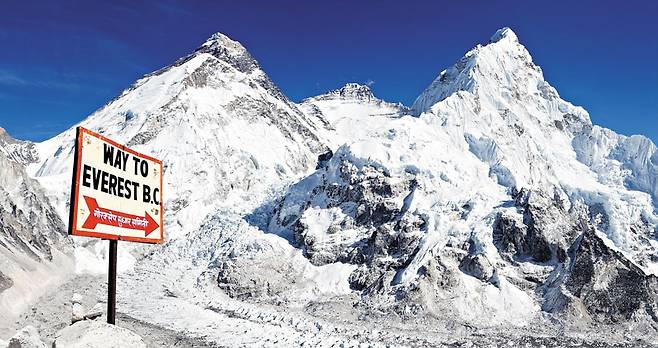 에베레스트는 ‘지구에서 가장 높은 지점’이라는 상징으로 인해 도전의 최종 단계처럼 인식돼 왔다. 최근에는 ‘상업 등반’이 보편화하면서 과거보다 접근이 쉬워졌다. 에베레스트를 찾는 사람이 늘면서 희생자 또한 증가하고 있다. /게티이미지뱅크