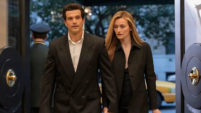 존 에프 케네디 주니어와 캐롤린 베셋의 90년대 아이코닉 스타일을 재현한 배우 폴 켈리와 사라 피전.