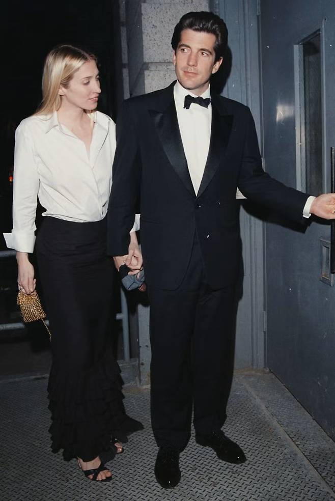 캐롤린 바셋 케네디의 아이코닉 이브닝 룩. 요지 야마모토의 화이트 셔츠와 블랙 맥시 스커트를 매치시켰다. @carolynbessettekennedy