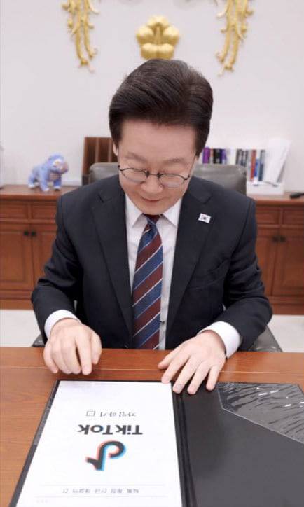 이재명 대통령이 28일 공개한 틱톡 첫 영상에서 '틱톡 가입하기'에 손도장을 찍고 있다.