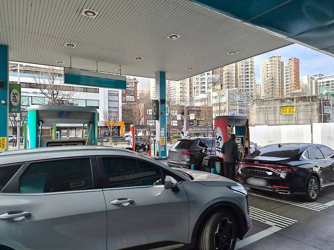 3일 오전 11시쯤 서울 서대문구의 한 주유소가 기름을 넣기 위한 자동차로 가득 차 있다. /김관래 기자