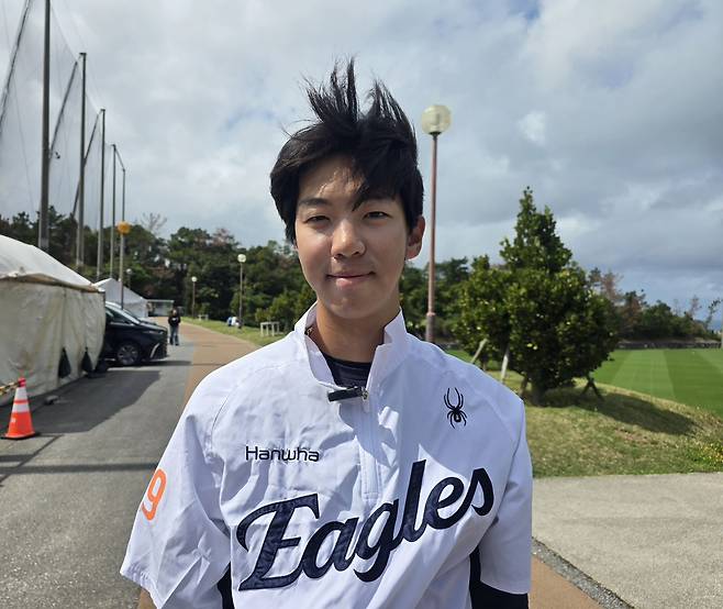 3일 일본 오키나와 아카마 구장에서 열린 삼성 라이온즈와의 연습경기를 앞두고 한화 이글스 황준서가 대전일보와 인터뷰 하고 있다. 이성현 기자