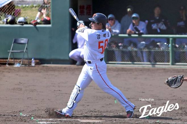 한화 이글스 강백호가 2일 일본 오키나와 구시카와 구장에서 열린 KT 위즈와의 연습경기에서 타격하고 있다. 한화 이글스 제공
