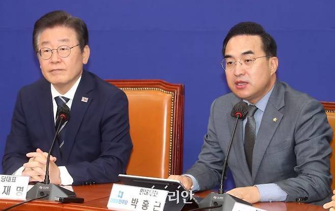 기획예산처 장관 후보자로 지명된 박홍근 더불어민주당 의원(오른쪽)이 지난 2023년 4월 원내대표를 지낼 당시 당대표였던 이재명 現 대통령(왼쪽)과 최고위원회의에 참석해 발언을 하고 있다. ⓒ데일리안DB