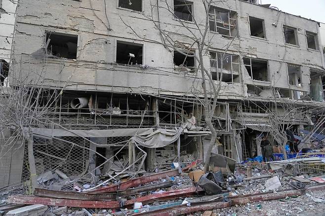 이란 테헤란에서 진행 중인 미국과 이스라엘의 합동 군사 공격 중  폐허가 된 건물이 서 있다. [AP/뉴시스]