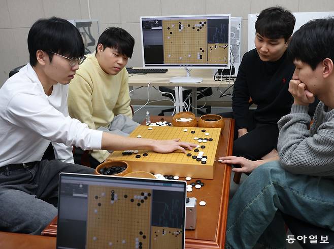 이달 초 방문한 서울 성동구의 한국기원에서 한국 바둑 국가대표팀이 바둑 인공지능(AI) 카타고를 보며 연구하고 있는 모습. 김재명 기자 base@donga.com
