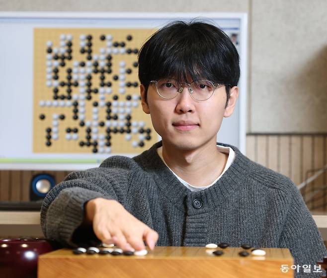 이달 초 서울 성동구 한국기원에서 만난 신진서 9단의 모습. 인공지능(AI)을 가장 잘 이해하는 기사로 불리는 신 9단은 “전체 ‘스토리’를 보는 사람의 바둑 대국은 여전히 가치가 있다”고 강조했다. 신원건 기자 laputa@donga.com