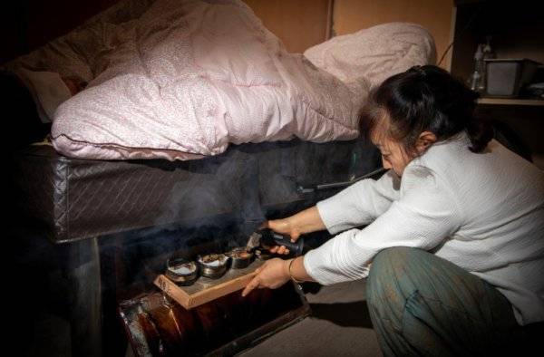 쑥뜸을 하는 모습. 진주 오행웰빙쑥뜸방 제공