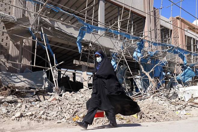 미·이스라엘 공습으로 이란의 수도 테헤란 페르도시 광장 인근 건물이 심하게 파손돼 있다. ATTA KENARE/AFP/연습뉴스 제공