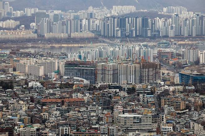 지난달 24일 서울 중구 남산에서 서울시내 아파트가 보이고 있다. 뉴시스