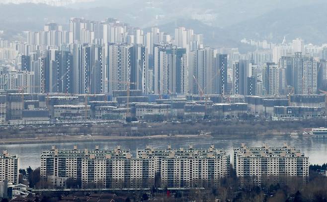 서울 중구 남산에서 서울시내 아파트가 보이고 있다. 사진=뉴시스