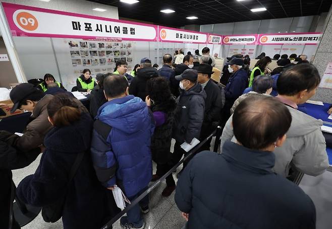 2026년 마포구 노인일자리 박람회가 열린 지난해 12월 10일 오전 서울 마포구청에서 박람회를 찾은 노인 구직자들이 취업 상담을 하는 모습. 뉴시스.