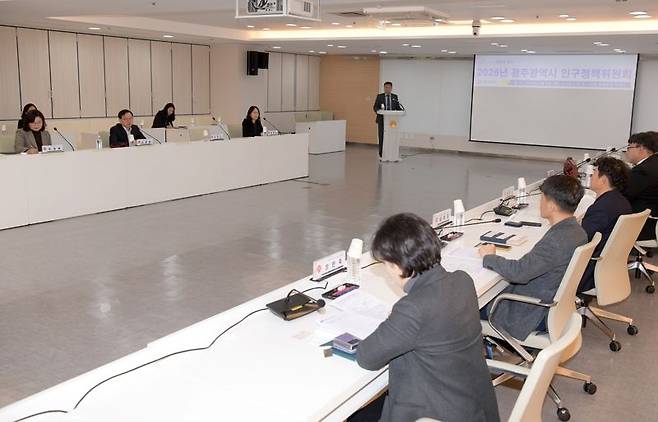 광주광역시는 3일 시청 중회의실에서 고광완 행정부시장 주재로 인구정책위원회<사진>를 열어 총 1조5164억원 규모의 '2026년 광주시 인구정책 시행 계획'을 심의·의결했다고 밝혔다. 광주광역시 제공