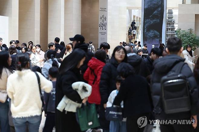 특별전 '우리들의 이순신' 관람객 30만명 돌파 이벤트가 열린 지난달 19일 서울 용산구 국립중앙박물관에서 관람객들이 전시실로 오가고 있다. 연합뉴스