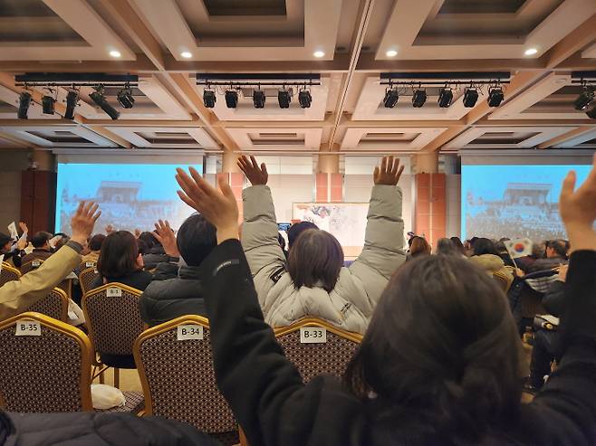 명창이 무대에서 태극기를 흔들며 "대한독립 만세"를 외치는 장면에서는 객석도 함께 호응했다.