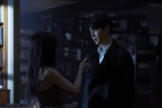 '이 사랑 통역 되나요?'에서 무희의 또 다른 인격인 도라미가 호진에게 말을 거는 모습. 넷플릭스 제공