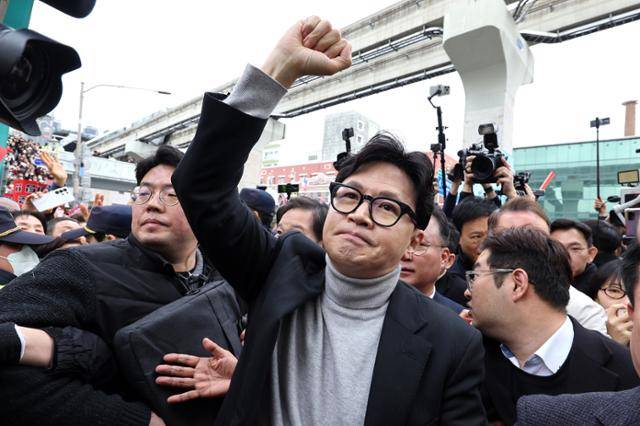 한동훈(맨 앞) 전 국민의힘 대표가 지난달 27일 대구 중구 서문시장을 찾아 주먹을 들어보이고 있다. 대구=뉴시스